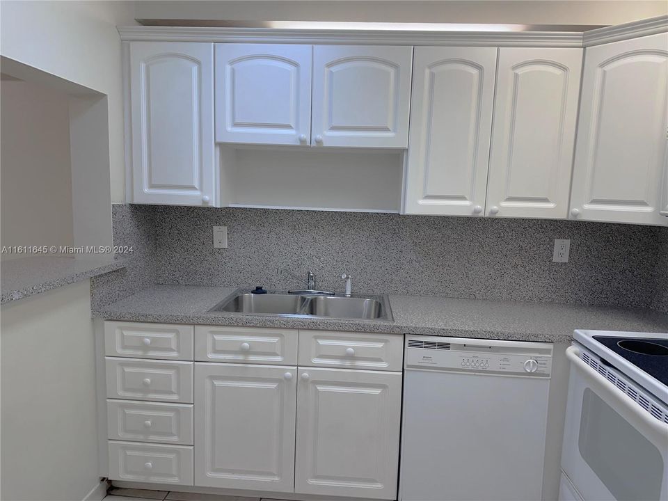For Rent: $1,800 (1 beds, 1 baths, 676 Square Feet)