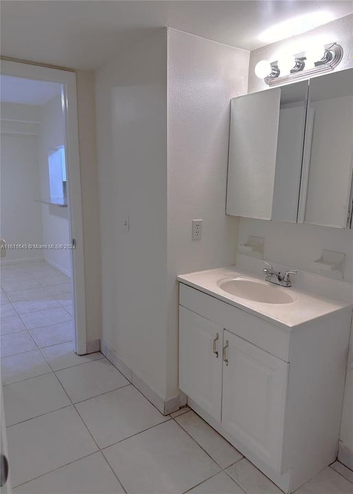 For Rent: $1,800 (1 beds, 1 baths, 676 Square Feet)