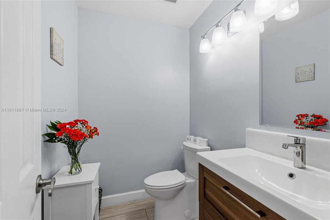 For Sale: $335,000 (2 beds, 2 baths, 1216 Square Feet)