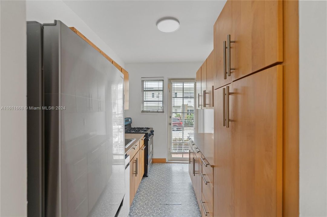 For Sale: $280,000 (1 beds, 1 baths, 640 Square Feet)