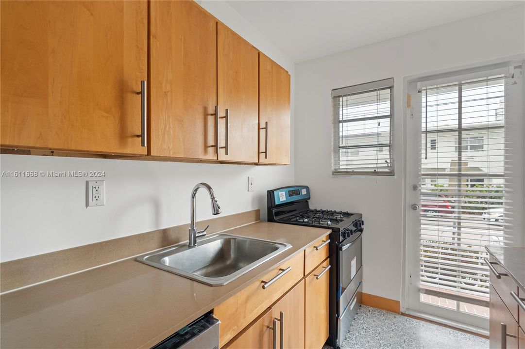 For Sale: $280,000 (1 beds, 1 baths, 640 Square Feet)