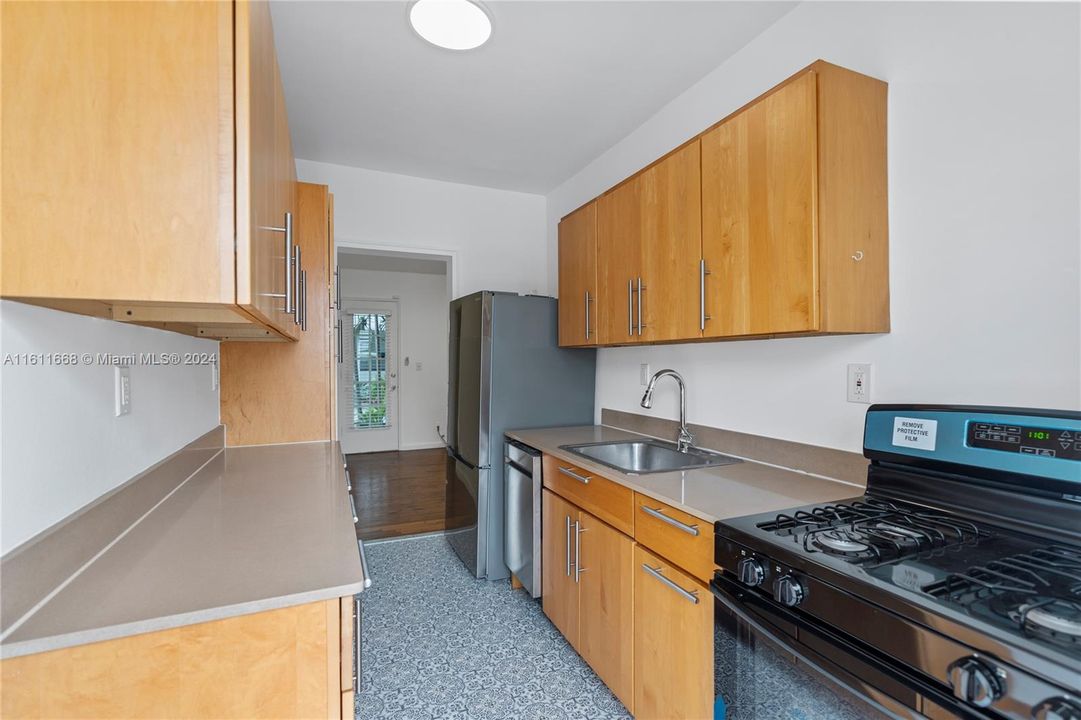 For Sale: $280,000 (1 beds, 1 baths, 640 Square Feet)