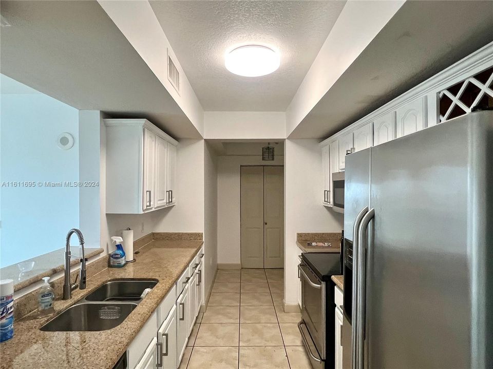 Active With Contract: $2,200 (1 beds, 1 baths, 738 Square Feet)