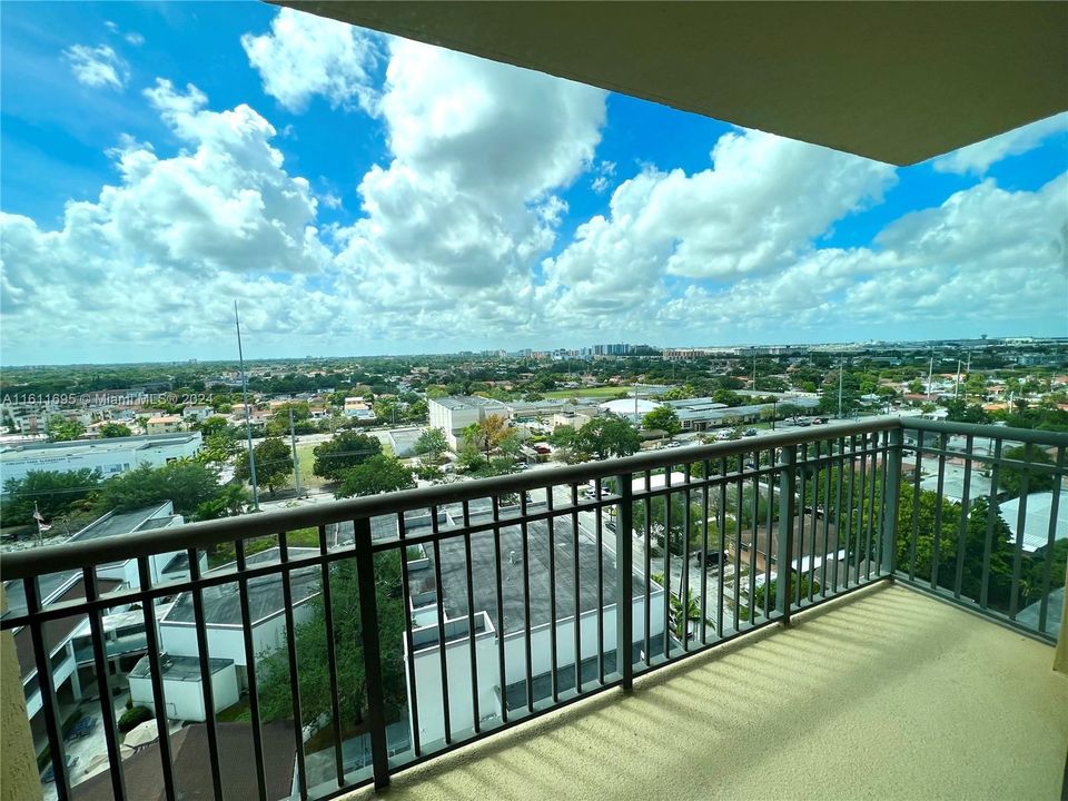 Active With Contract: $2,200 (1 beds, 1 baths, 738 Square Feet)