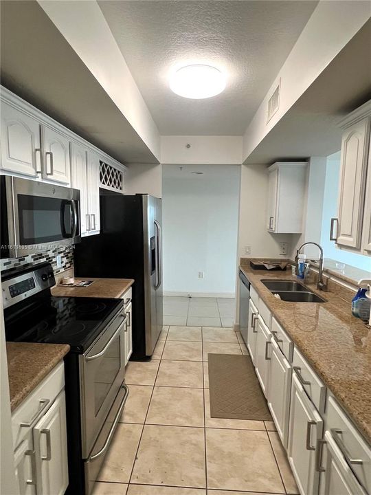 For Rent: $2,200 (1 beds, 1 baths, 738 Square Feet)