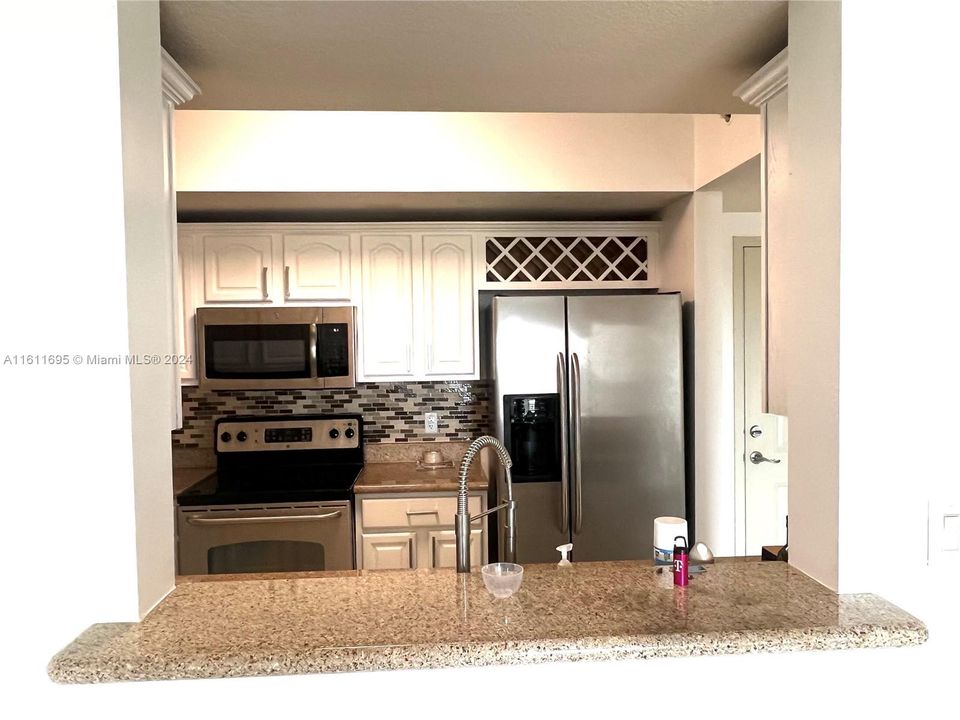 Active With Contract: $2,200 (1 beds, 1 baths, 738 Square Feet)