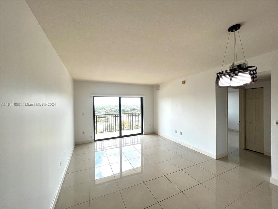 Active With Contract: $2,200 (1 beds, 1 baths, 738 Square Feet)