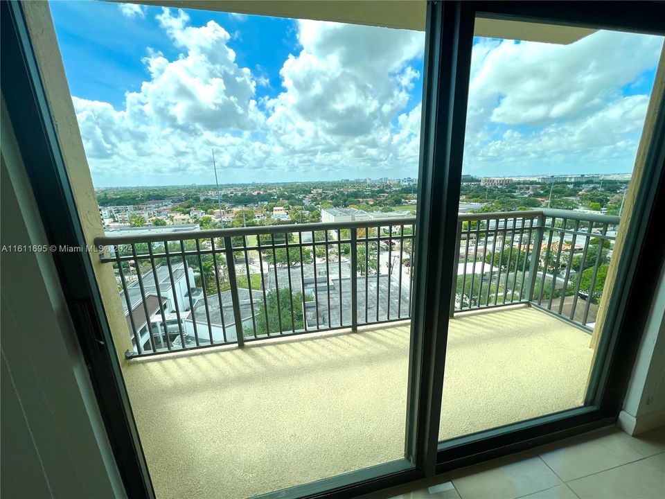 Active With Contract: $2,200 (1 beds, 1 baths, 738 Square Feet)