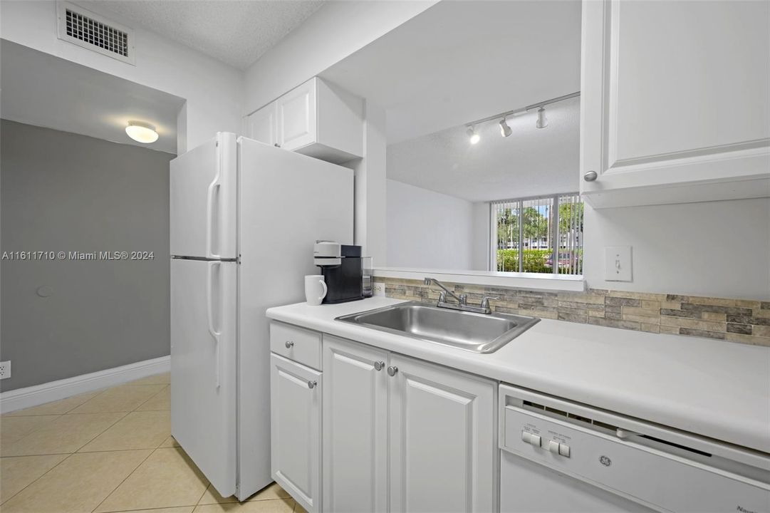 For Sale: $255,000 (1 beds, 1 baths, 727 Square Feet)