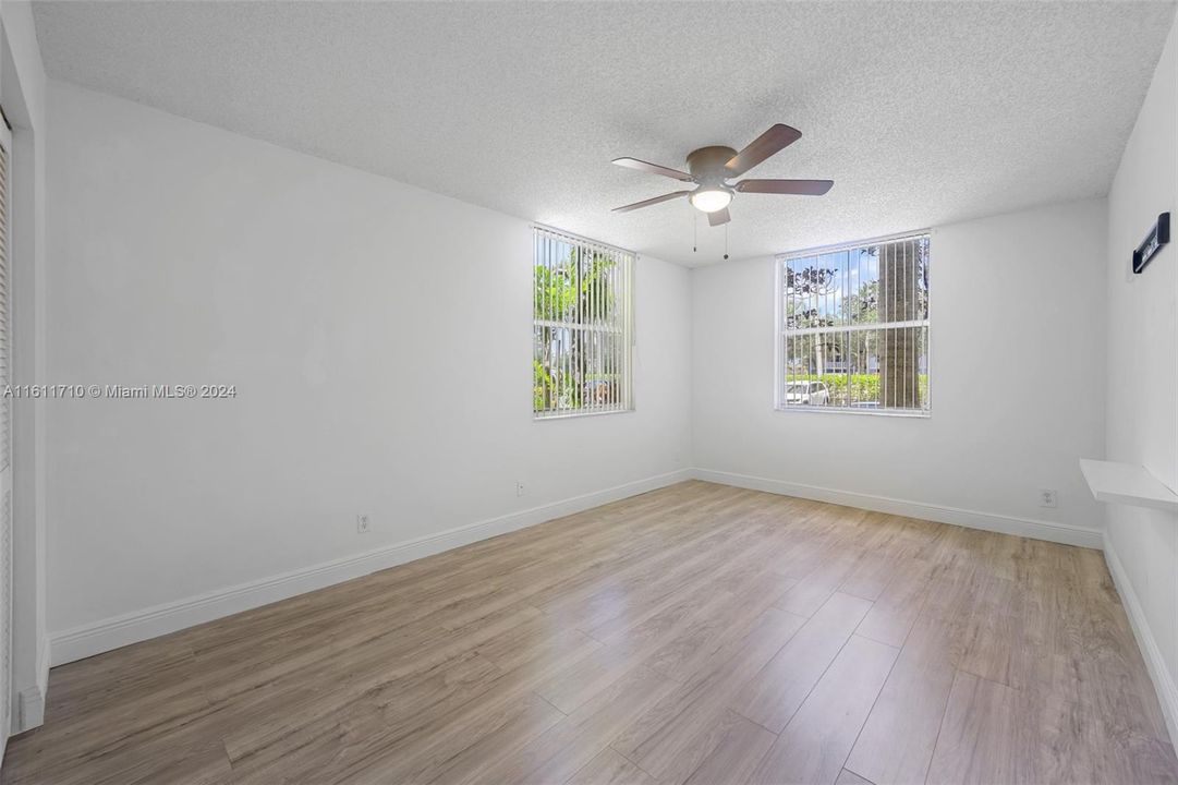 For Sale: $255,000 (1 beds, 1 baths, 727 Square Feet)