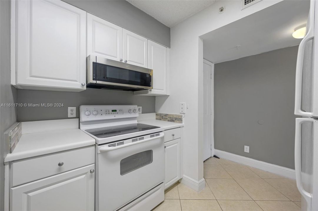 For Sale: $255,000 (1 beds, 1 baths, 727 Square Feet)