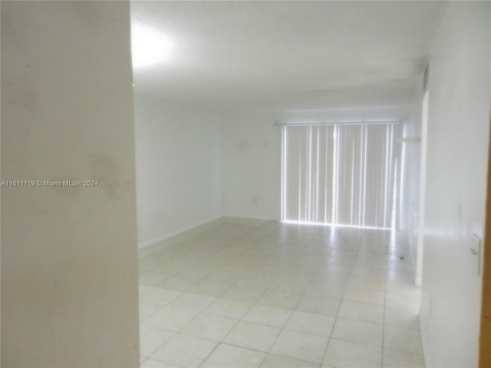 For Sale: $250,000 (1 beds, 1 baths, 670 Square Feet)