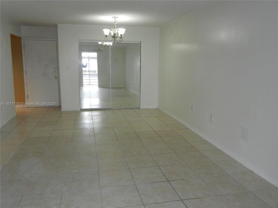 For Sale: $250,000 (1 beds, 1 baths, 670 Square Feet)