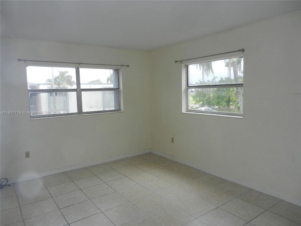 For Sale: $250,000 (1 beds, 1 baths, 670 Square Feet)