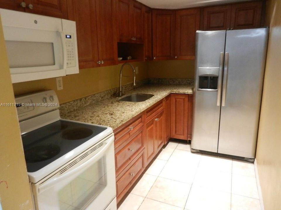 For Sale: $250,000 (1 beds, 1 baths, 670 Square Feet)