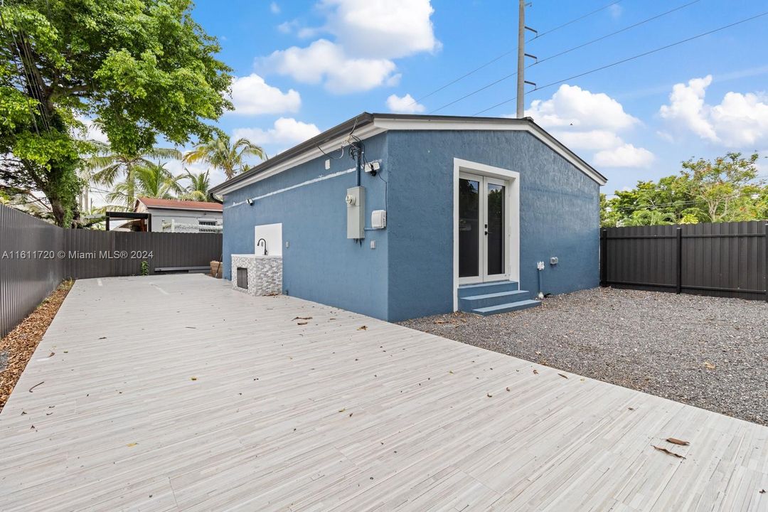 For Sale: $549,000 (2 beds, 1 baths, 750 Square Feet)