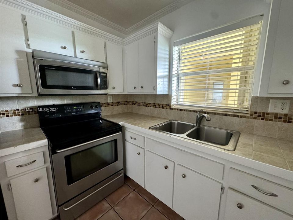 For Sale: $167,500 (1 beds, 1 baths, 690 Square Feet)