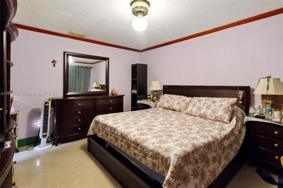 En Venta: $569,000 (4 camas, 2 baños, 1756 Pies cuadrados)