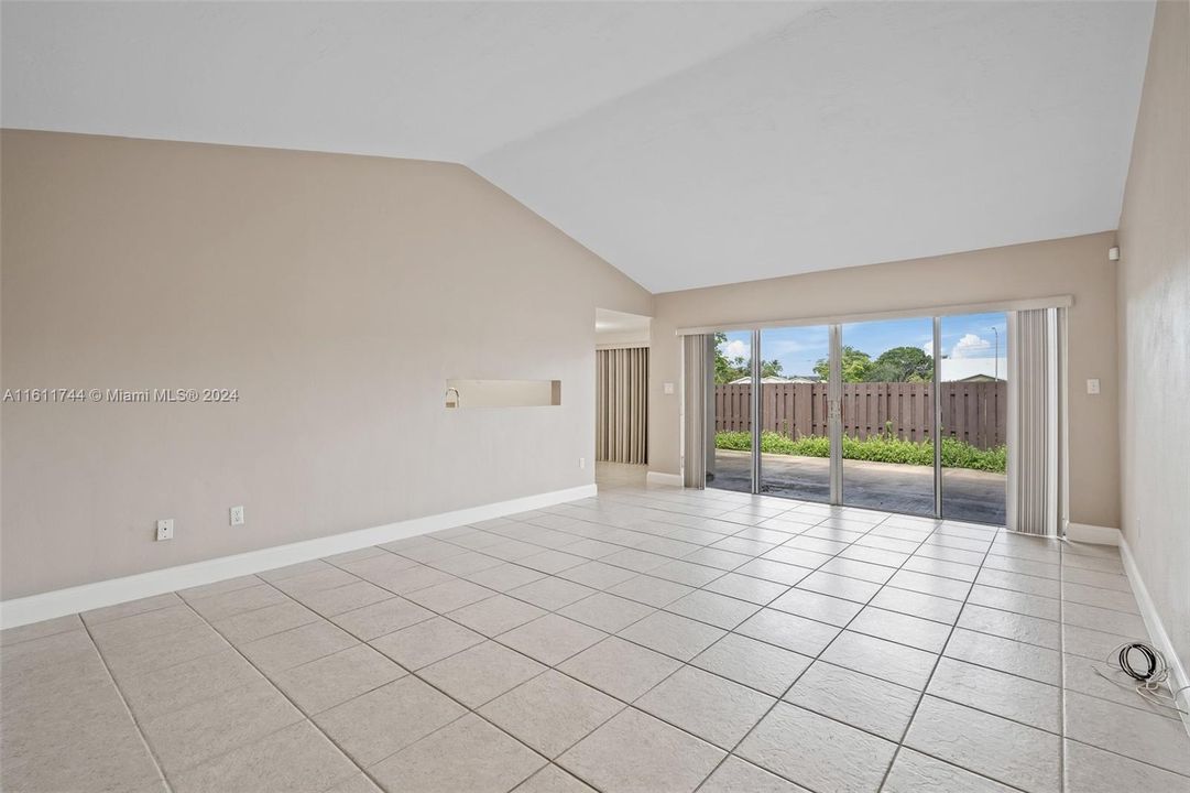 Active With Contract: $458,000 (3 beds, 2 baths, 1276 Square Feet)