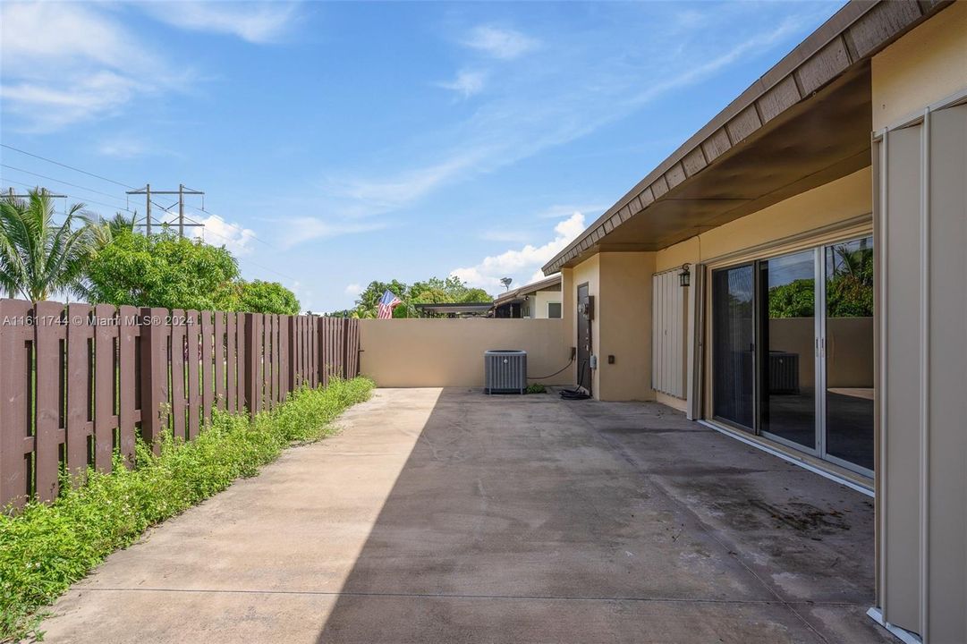 Active With Contract: $458,000 (3 beds, 2 baths, 1276 Square Feet)