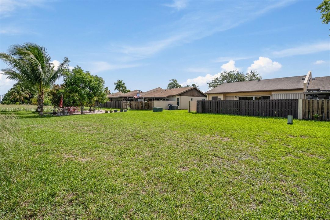 Active With Contract: $458,000 (3 beds, 2 baths, 1276 Square Feet)