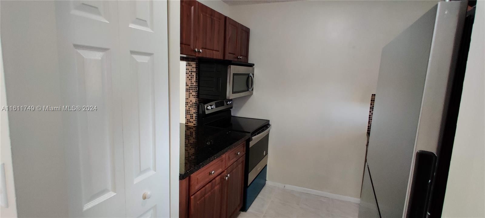 For Sale: $249,900 (2 beds, 2 baths, 840 Square Feet)