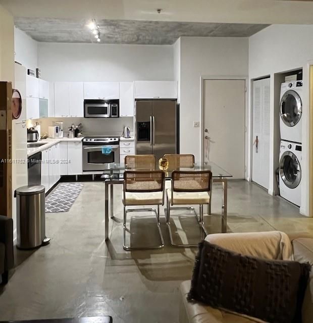 For Rent: $2,400 (1 beds, 1 baths, 738 Square Feet)