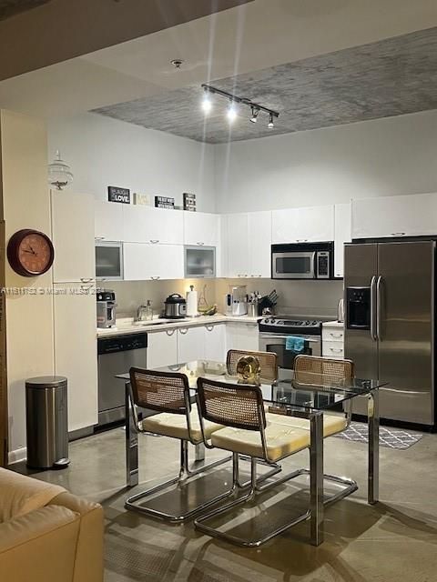 For Rent: $2,400 (1 beds, 1 baths, 738 Square Feet)