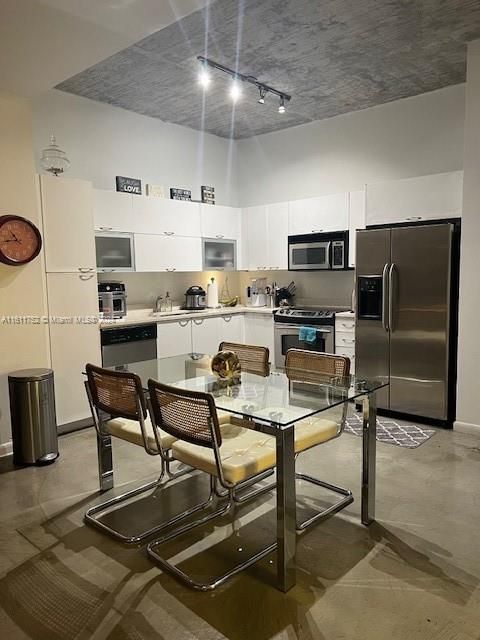 For Rent: $2,400 (1 beds, 1 baths, 738 Square Feet)