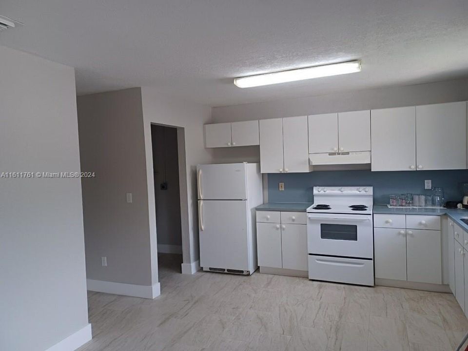 For Sale: $305,000 (2 beds, 1 baths, 920 Square Feet)