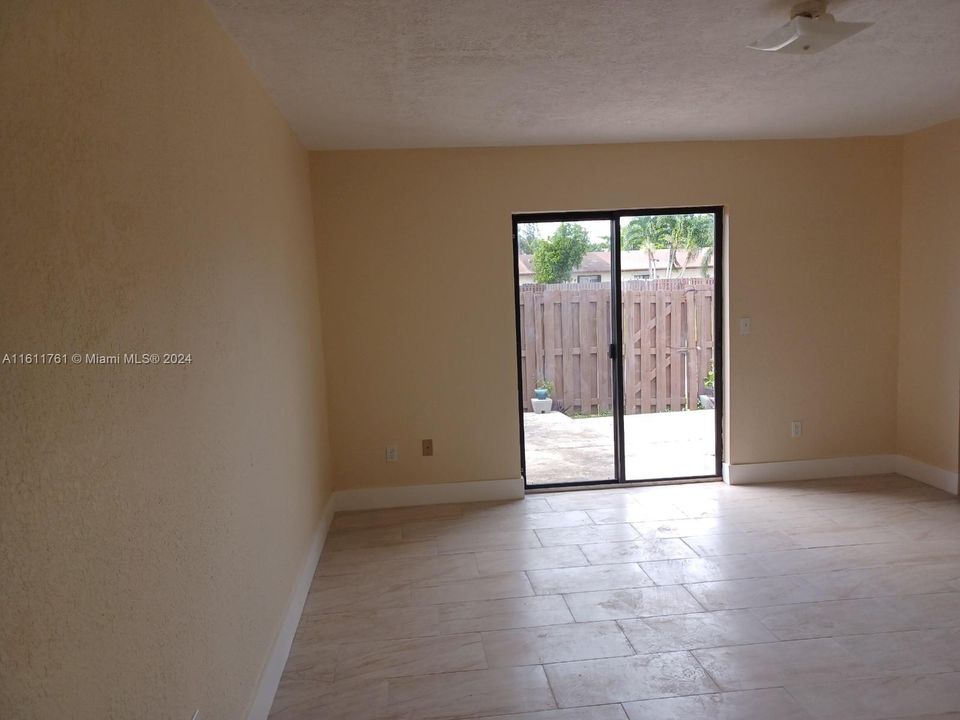 For Sale: $305,000 (2 beds, 1 baths, 920 Square Feet)