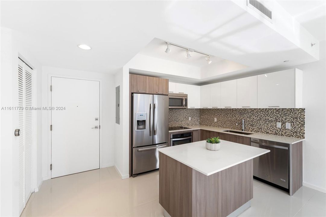 For Sale: $525,000 (2 beds, 2 baths, 961 Square Feet)