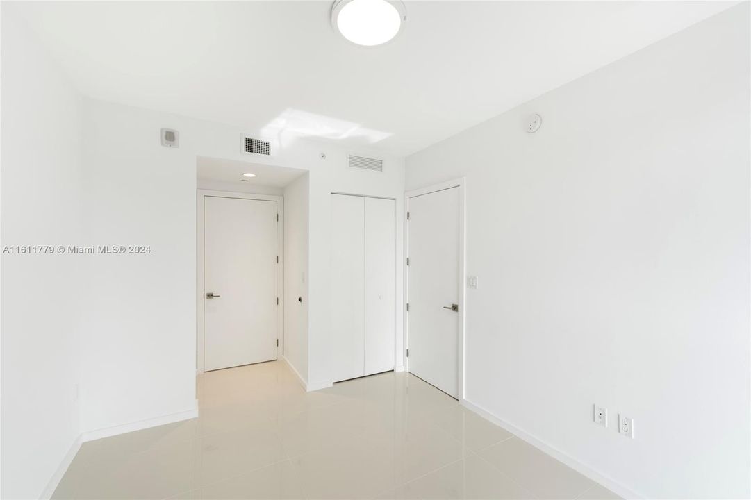 For Sale: $525,000 (2 beds, 2 baths, 961 Square Feet)