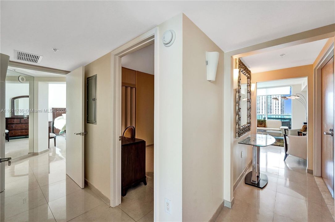 En Venta: $725,000 (3 camas, 3 baños, 1544 Pies cuadrados)