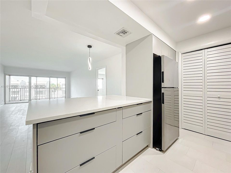 For Sale: $399,999 (2 beds, 2 baths, 1106 Square Feet)