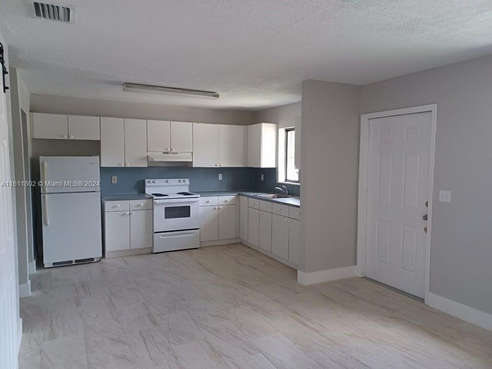 For Rent: $2,100 (2 beds, 1 baths, 920 Square Feet)