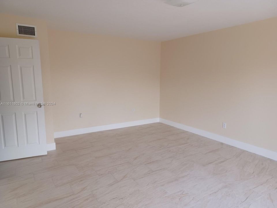 For Rent: $2,300 (2 beds, 1 baths, 920 Square Feet)