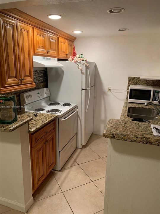 For Rent: $1,900 (1 beds, 1 baths, 709 Square Feet)