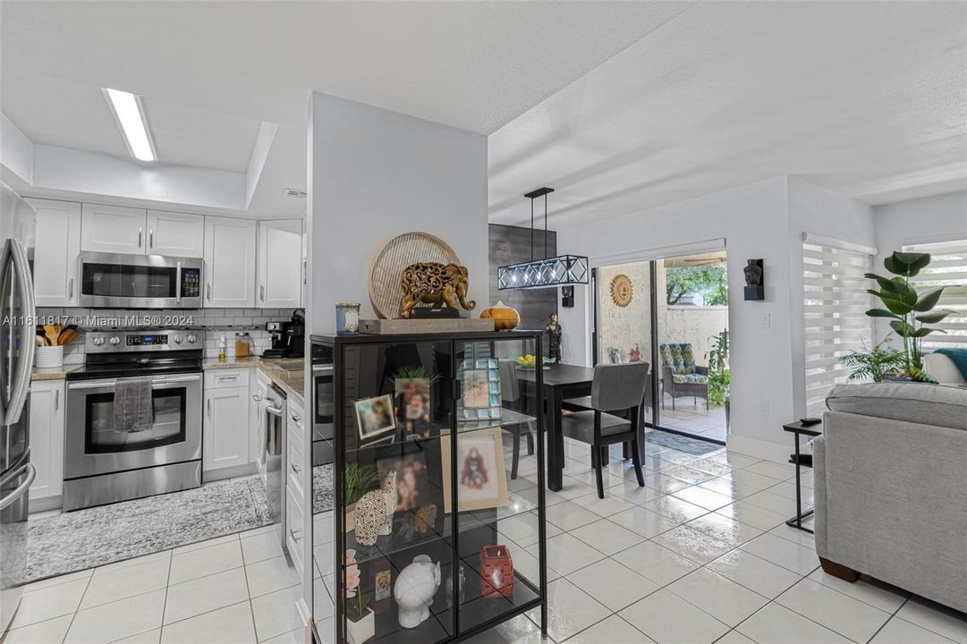 For Sale: $374,900 (2 beds, 2 baths, 1040 Square Feet)