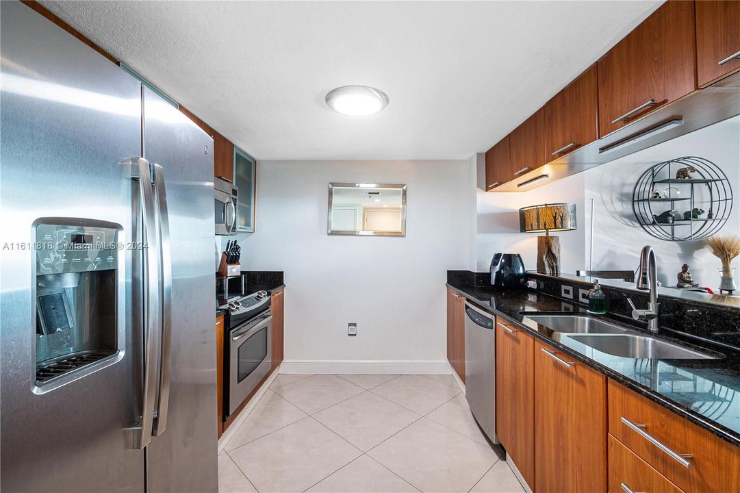 For Sale: $479,000 (1 beds, 1 baths, 839 Square Feet)
