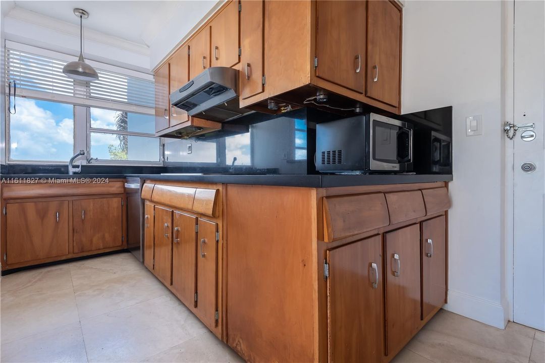 For Sale: $500,000 (2 beds, 2 baths, 1230 Square Feet)