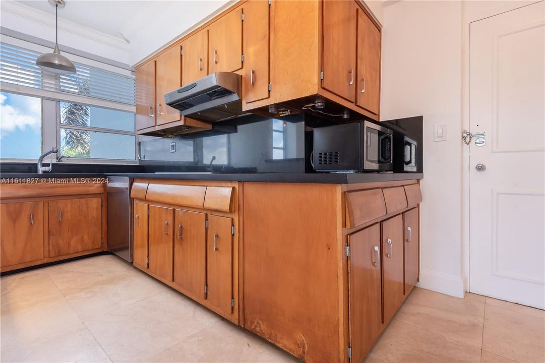 For Sale: $500,000 (2 beds, 2 baths, 1230 Square Feet)