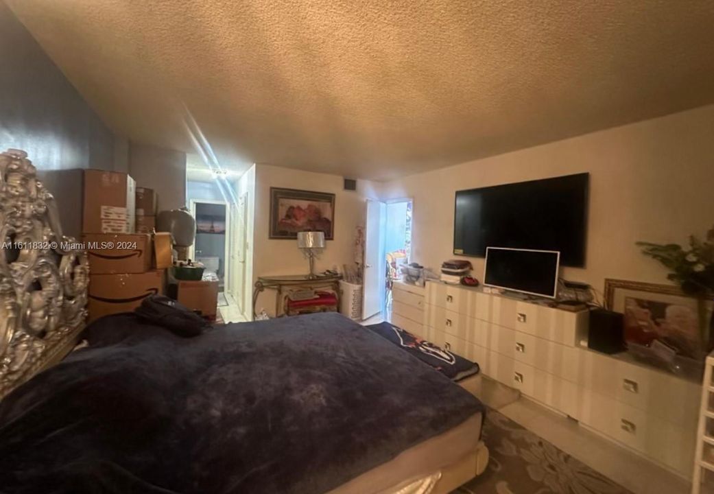 For Sale: $330,000 (1 beds, 1 baths, 900 Square Feet)