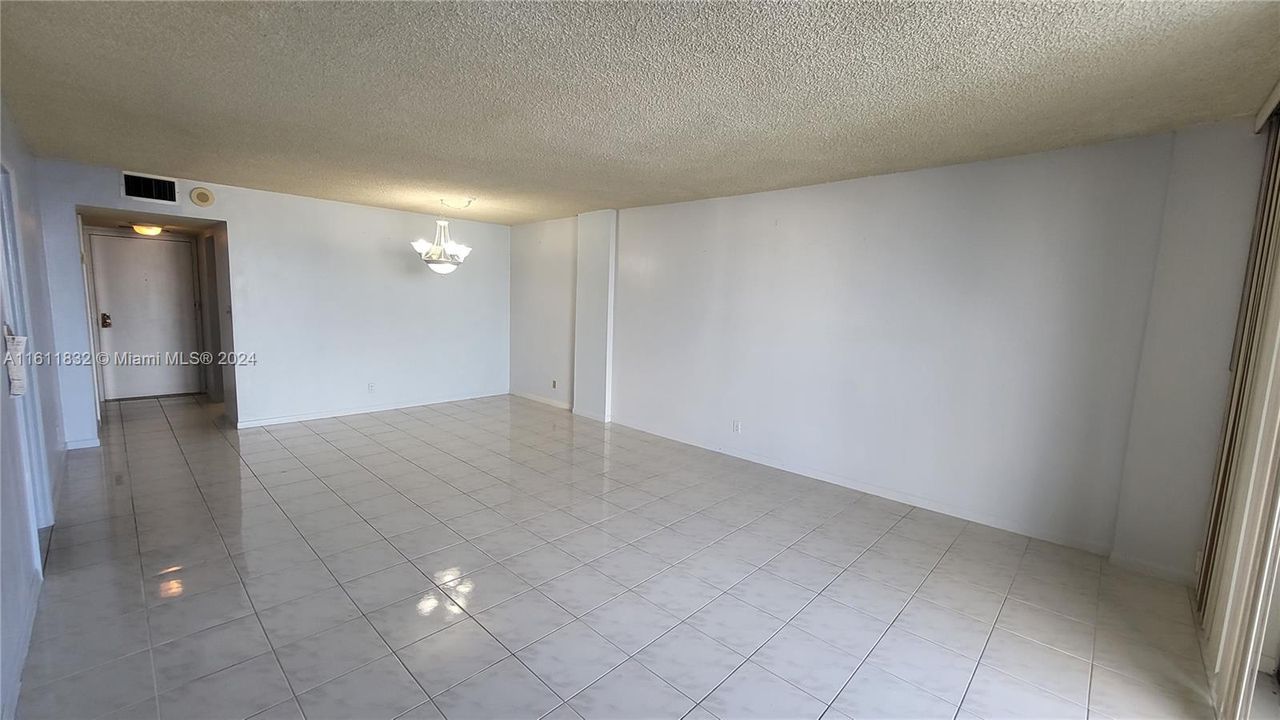 For Sale: $330,000 (1 beds, 1 baths, 900 Square Feet)