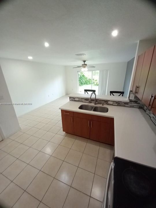 For Rent: $3,300 (3 beds, 3 baths, 1270 Square Feet)