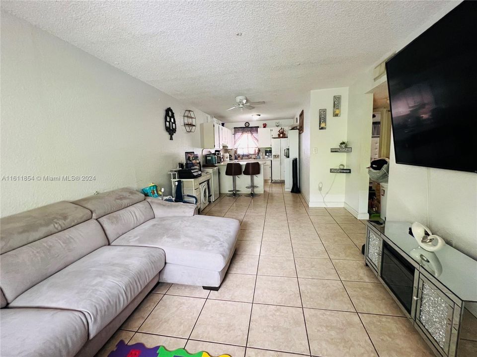 For Sale: $265,000 (2 beds, 1 baths, 778 Square Feet)