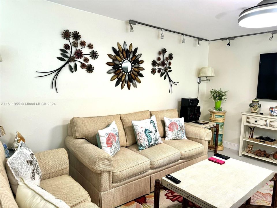 For Sale: $360,000 (2 beds, 2 baths, 1240 Square Feet)