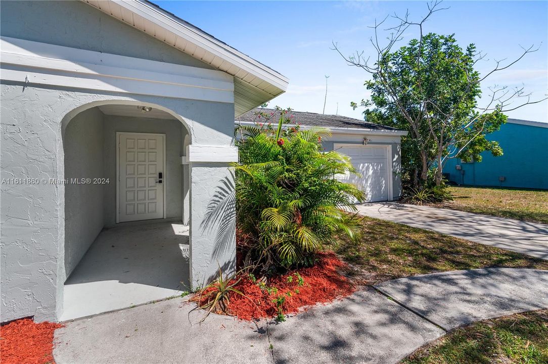 For Sale: $349,000 (3 beds, 2 baths, 998 Square Feet)