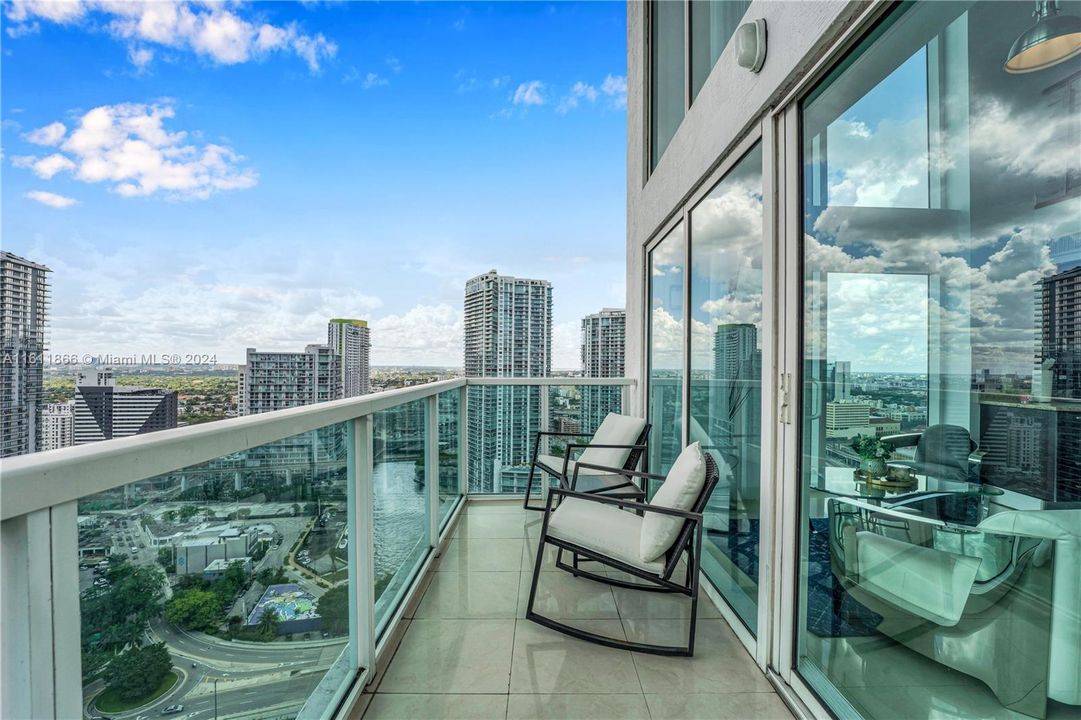 For Sale: $745,000 (2 beds, 2 baths, 1289 Square Feet)