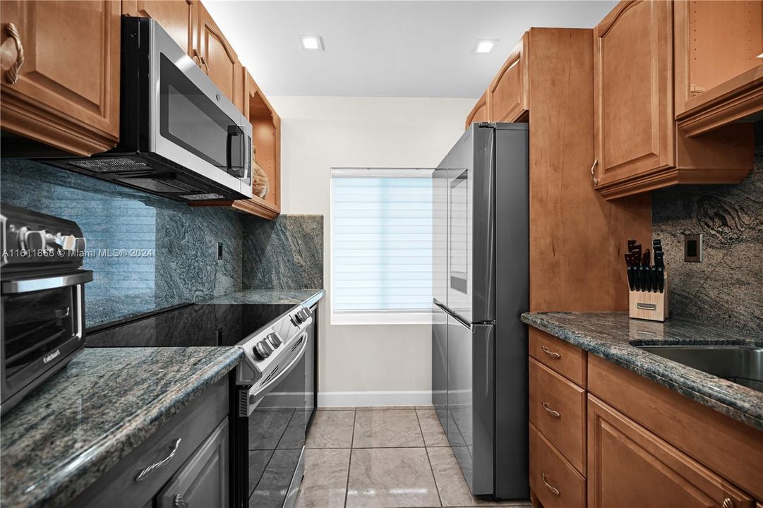 For Sale: $435,000 (2 beds, 1 baths, 835 Square Feet)